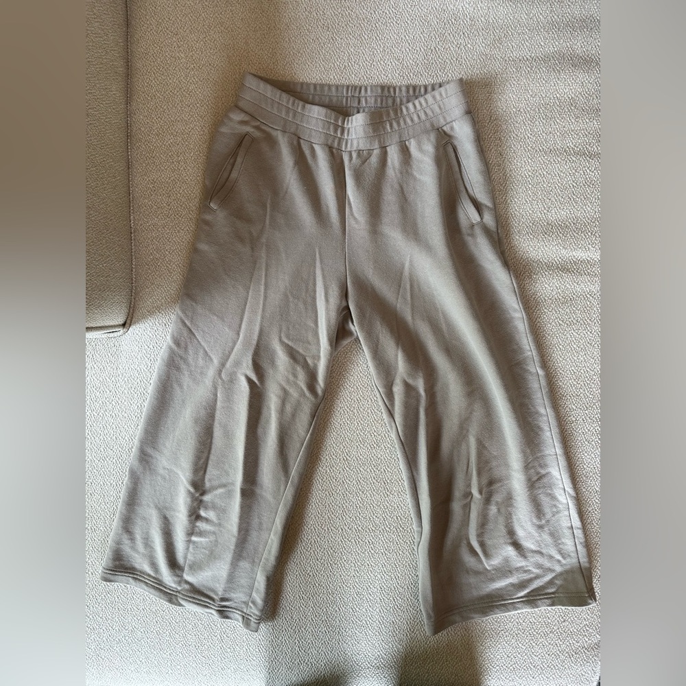 Aritzia Wilfred Free Crop Flare Sweatpant. Size SMALL. Color Grey.